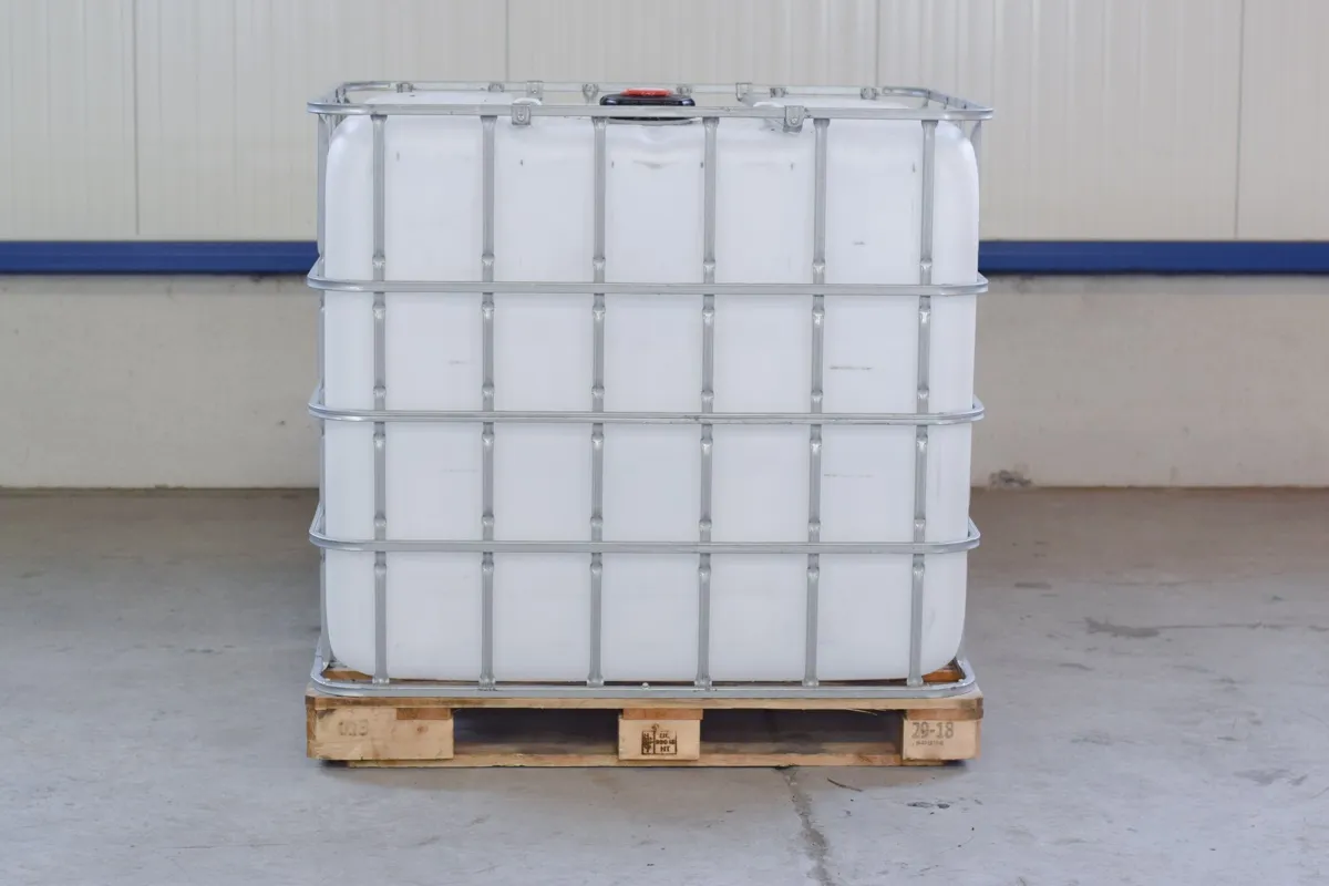 Cuve 1000 litres ( IBC ) avec Poche neuve Blanche et Cage Recyclée sur  palette bois