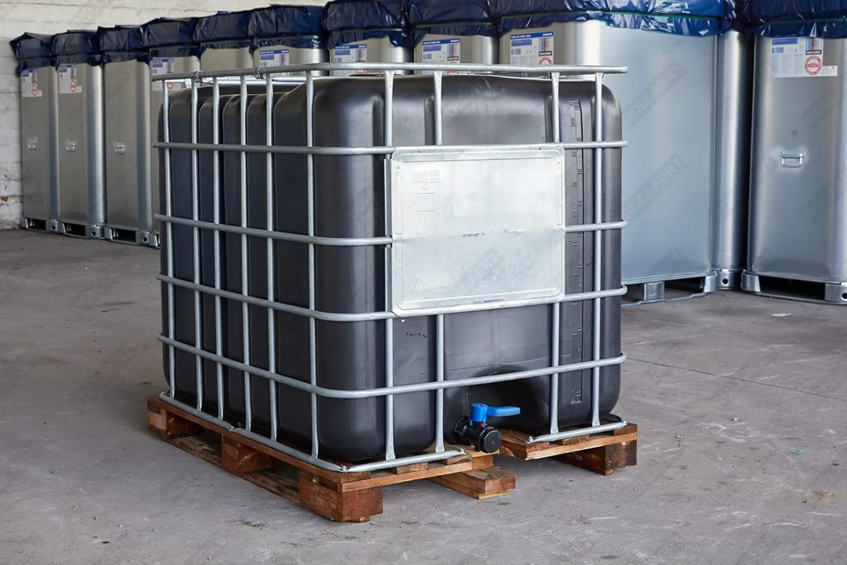 Cuve 1000 litres ( IBC ) avec Poche neuve Blanche et Cage Recyclée sur  palette bois