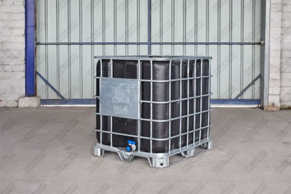 Citerne eau de pluie noir remis a neuf de 1000 litres avec cage galvanisée, vanne et pallete en plastique ou metal. Vue de cote