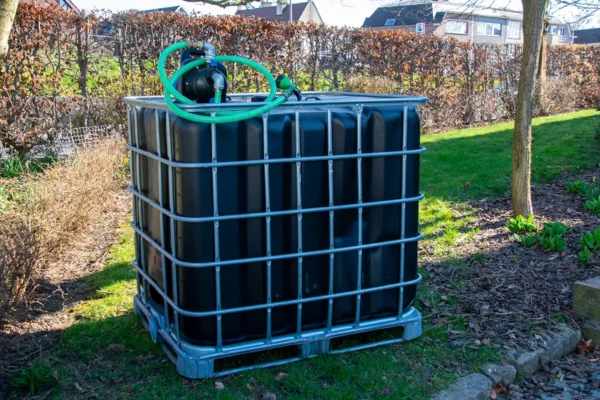 Cuve ibc noir nettoyé de 1000 litres avec cage galvanisée, pompe 220V, vanne et pallete en plastique ou metal