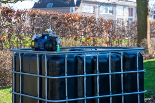 Cuve ibc noir renouvele de 1000 litres avec cage galvanisée, pompe sur batterie, vanne et pallete en plastique ou metal