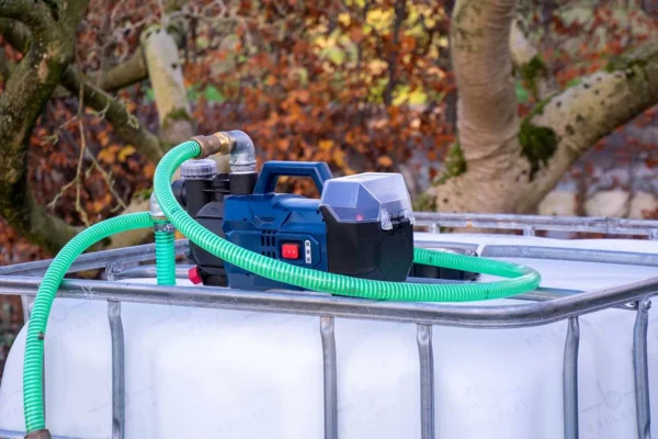 cuve-ibc-blanc-pompe-sur-batterie-1000L-nettoye-palette-acier-plastique-vue-de-droite-devant-avec-tuyau.webp